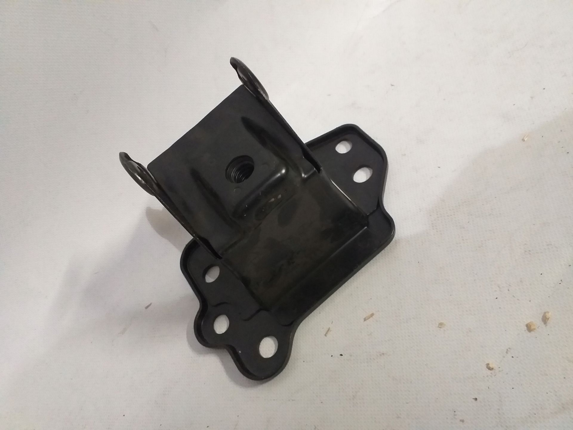 Opel Corsa C Ön Sağ Darbe Emici Tampon Demir Bağlantı Ayağı