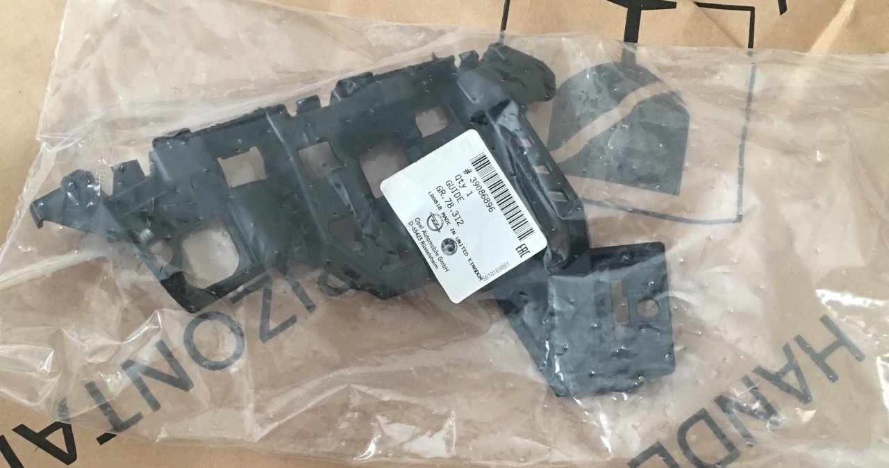 Opel Astra K Sağ Ön Tampon Bağlantı Braketi